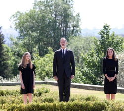 La Familia Real durante el minuto de silencio celebrado en el Palacio de La Zarzuela por las víctimas del COVID-19